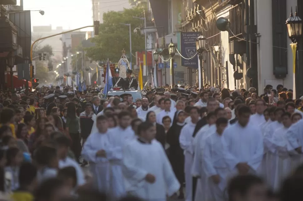 LA MARCHA DE LA VIRGEN. Escoltada por cadetes del Liceo Militar y por miles de fieles, la imagen de María recorrió la calle 24 de Septiembre. Le pidieron que, desde la eternidad, inspire y acompañe a Tucumán. 