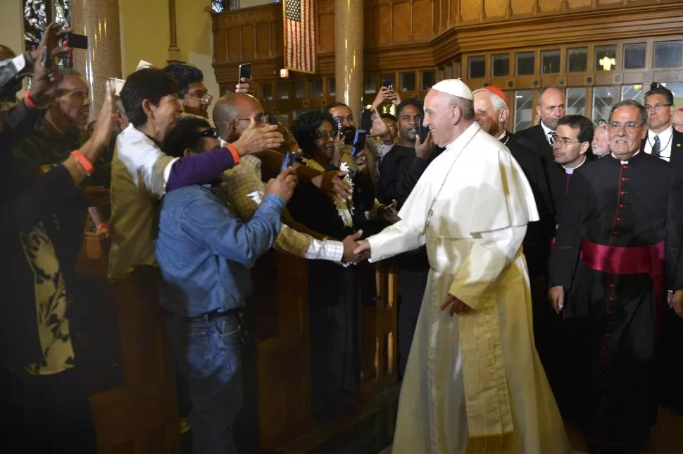 CON LOS SIN TECHO. El Papa es saludado por personas que reciben refugio y comida de los grupos de caridad, en la Catedral de San Patricio. 