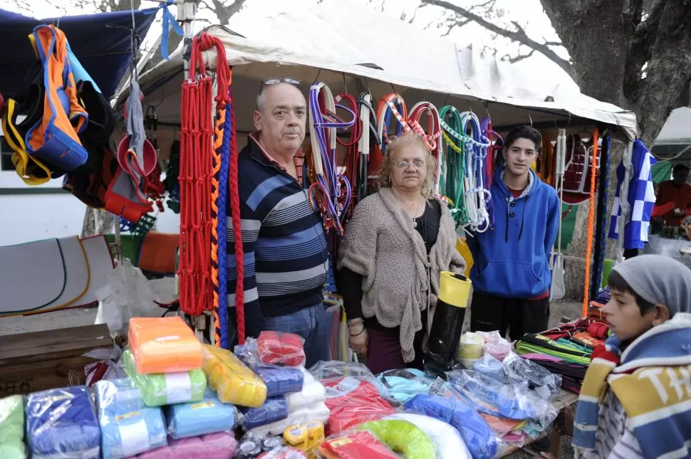 EN FAMILIA. Aguirre, junto a su esposa “Tati” y un nieto, ofrecieron sus productos. la gaceta / foto de florencia zurita