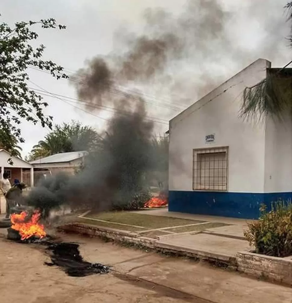 FUEGO. Ayer vecinos quemaron gomas frente a la sede de la comuna. foto enviada a la gaceta en whatsapp