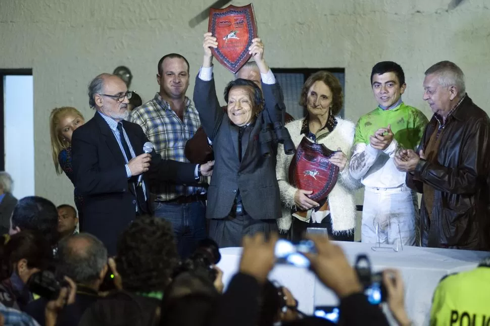 GRAN LUCHADOR. Ángel Rivero fue todo emoción en la ceremonia de premiación. LA GACETA / FOTO DE DIEGO ARÁOZ