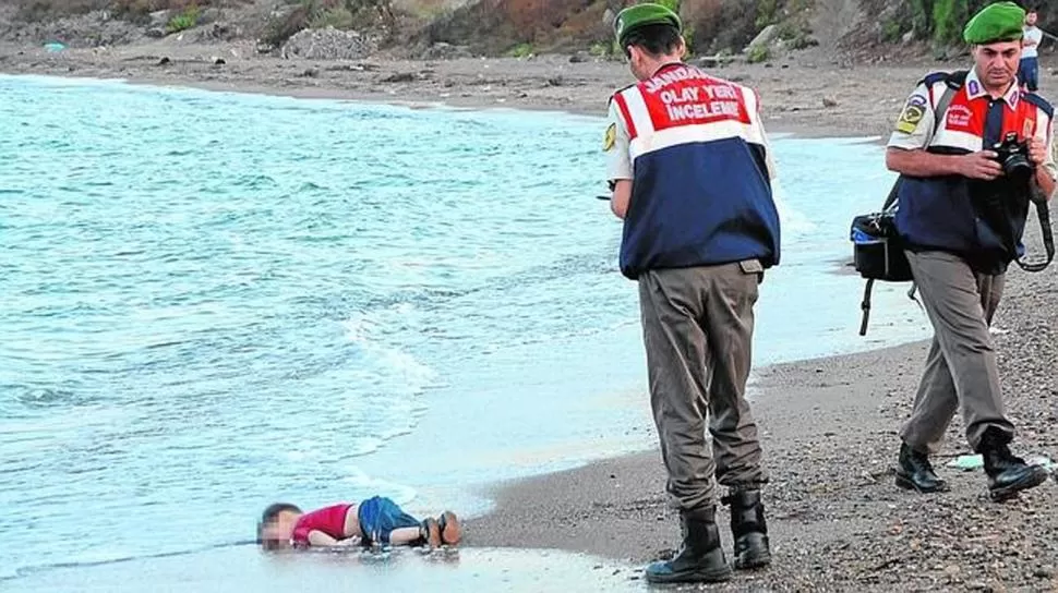 IMPERDONABLE. El pequeño Aylan Kurdi, de apenas tres años, yace sin vida luego del naufragio. reuters 
