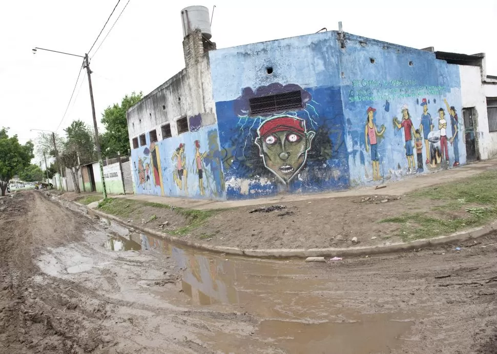 RETRATO DE UNA TRISTE REALIDAD. En Los Vázquez, un mural relata la historia de un chico que busca objetos del basural y los cambia por droga. LA GACETA / FOTO DE JORGE OLMOS SGROSSO.