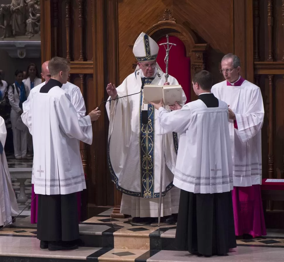 EN MISA. El pontífice dijo que reza por todos y pidió que oren por él.  