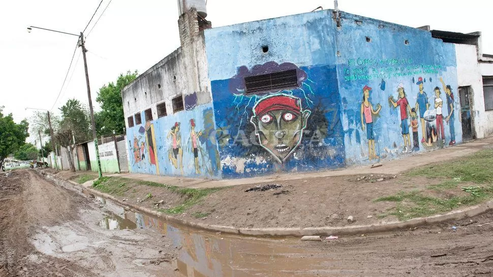 REFERENCIA BARRIAL. En Los Vázquez, el grupo terapéutico pintó un mural que retrata tres etapas de un adicto al paco. FOTO JORGE OLMOS GROSSO. 