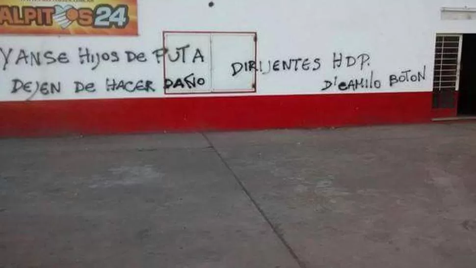 VANDALISMO. Paredes del club San Martín amanecieron hoy con pintadas contra la dirigencia de la institución. FOTO TOMADA DE TWITTER