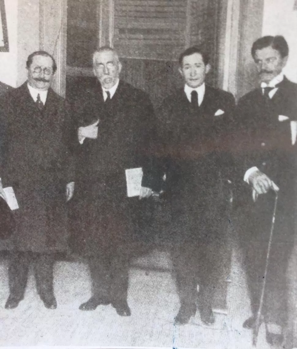 ADOLFO POSADA EN 1921. Con la mano en el pecho, posa con el rector de la Universidad de Buenos Aires, Vicente C. Gallo, al extremo izquierdo, y el doctor Carlos Saavedra Lamas, al extremo derecho. LA GACETA / ARCHIVO