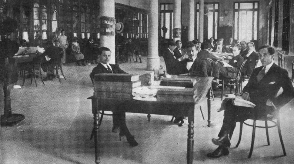 BUENOS TIEMPOS IDOS. El salón de lectura de la Biblioteca Sarmiento, en una fotografía de 1916. LA GACETA / ARCHIVO