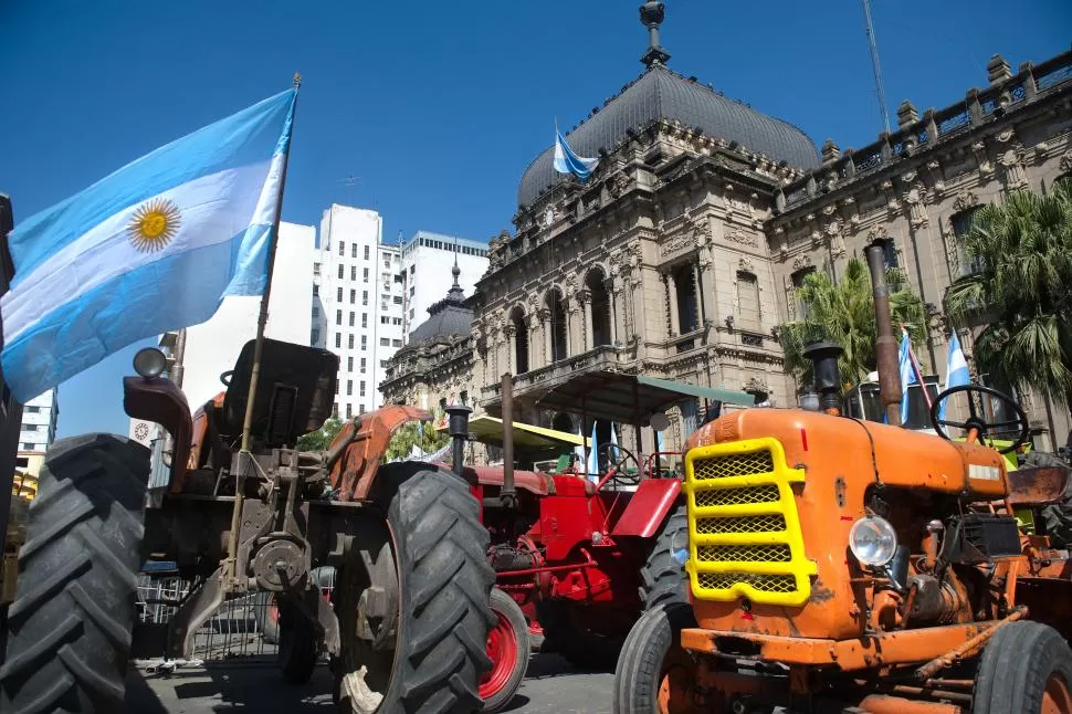 RECLAMO SECTORIAL. Los productores tucumanos mantienen el campamento en la plaza Independencia. LA GACETA / FOTO DE JUAN PABLO SÁNCHEZ NOLI