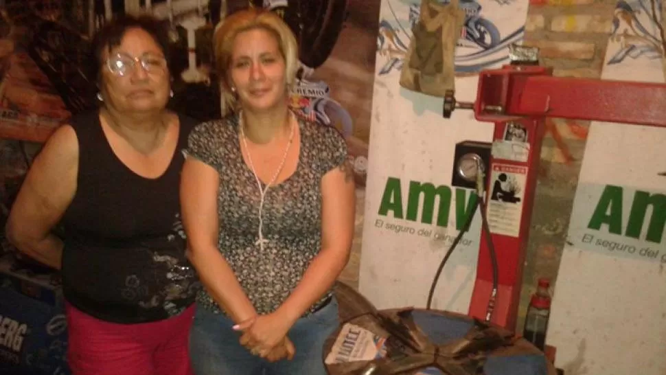 FAMILIARES. La madre y la esposa de Aguirre reclaman la liberación del mecánico. FOTO DE VOCESDERIOHONDO.COM.AR