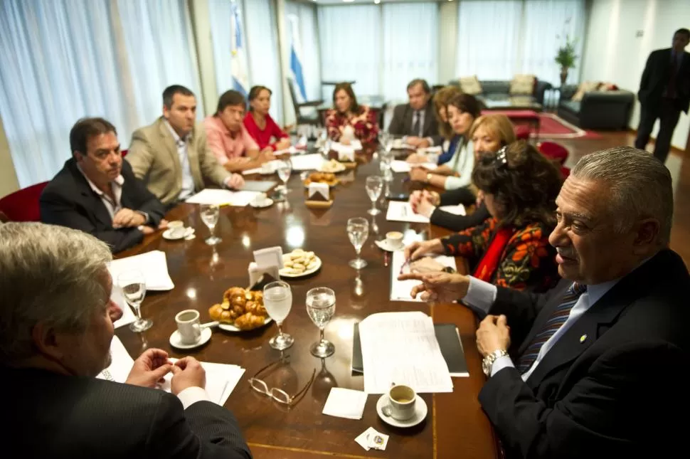 EN LA LEGISLATURA. El ministro Jiménez (derecha) habla con el legislador González Navarro. Oficialistas y opositores los escuchan, café de por medio. la gaceta / FOTO DE JORGE OLMOS SGROSSO