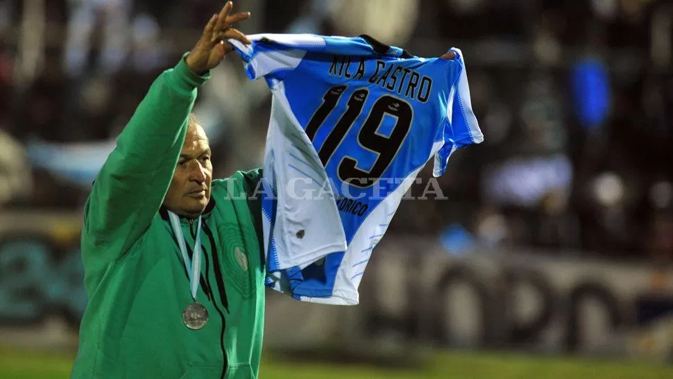 OTRO HOMENAJE. En 2013, Castro recibió una camiseta con el número de goles oficiales que marcó en Atlético.  la gaceta / foto de diego aráoz (archivo)