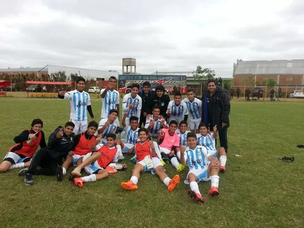 EL FESTEJO. Artero (arriba) posa con sus jugadores en Corrientes. foto del twitter de @ATOficial