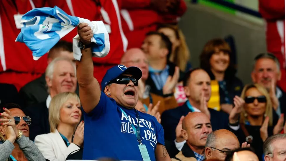 ALIENTO. Maradona agitó la camiseta durante la victoria ante Tonga. REUTERS