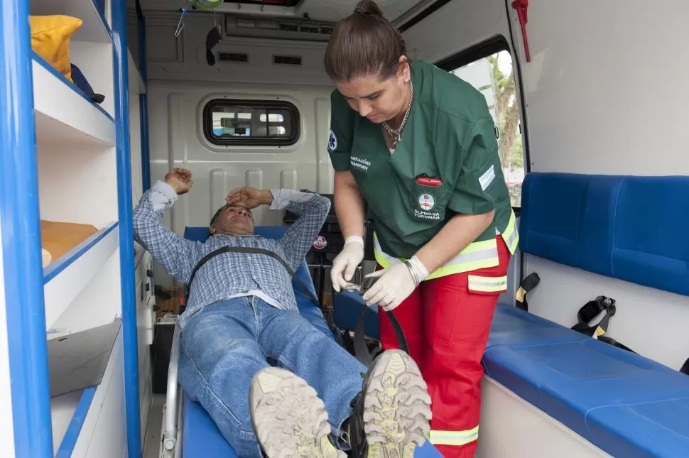 ESTÁ EN TODO. Mariló viaja sola en su ambulancia, así que asiste a los pacientes (siempre que no revistan gravedad) y los traslada a los hospitales. LA GACETA / FOTO DE FLORENCIA ZURITA
