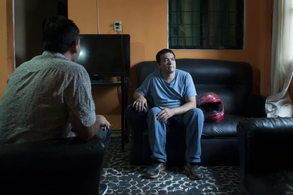  TEMOR. Carlos Agüero pidió ser fotografiado de espalda; frente suyo está sentado su hermano. la gaceta / foto de inés quinteros orio 