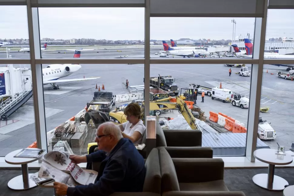 ACEPTACIÓN. Los clientes de las líneas aéreas celebraron las ofertas de tarifas intermedias para viajar en avión. foto de Karsten Moran / THE NEW YORK TIMES