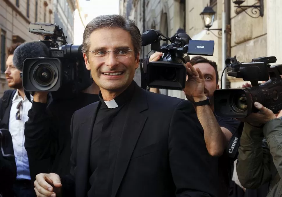 ANUNCIO. Monseñor Krzystof Charamsa, habla con los periodistas, en Roma. reuters