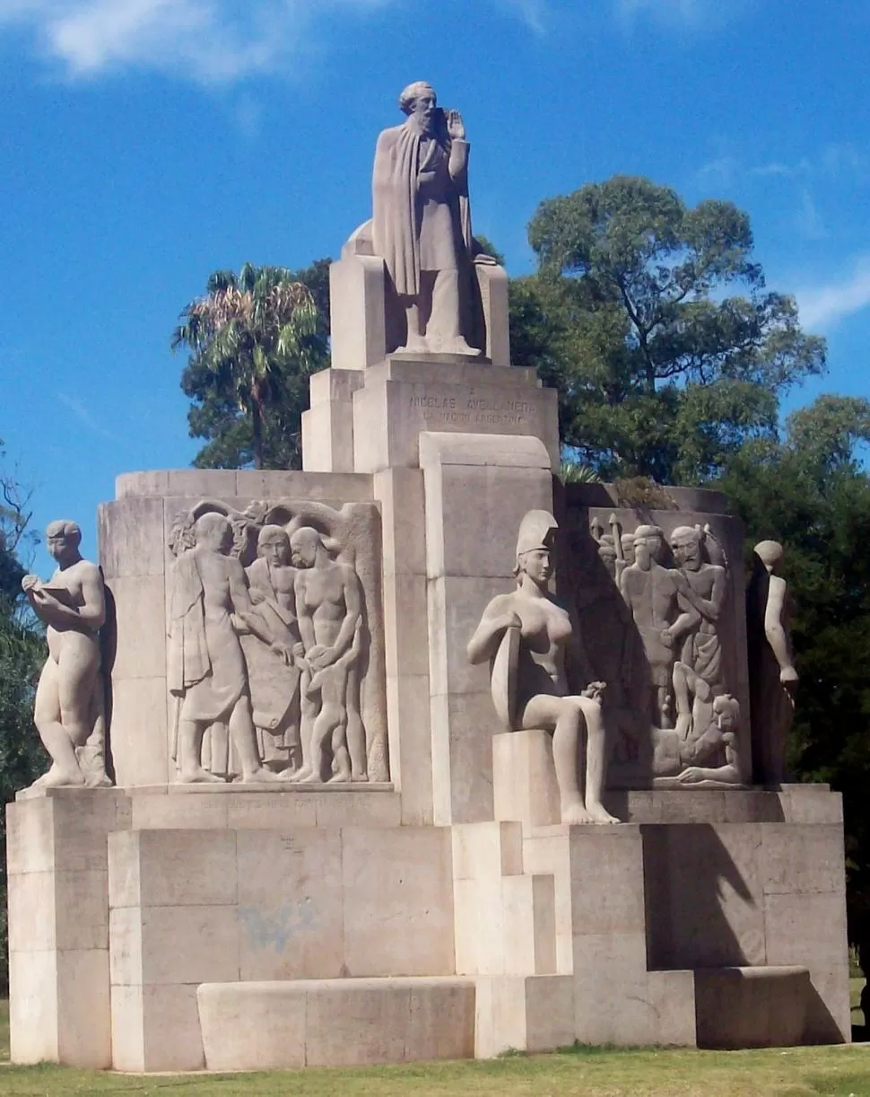 NICOLÁS AVELLANEDA. La estatua de Fioravanti lo representa “con la mano levantada y abierta” la gaceta / archivo