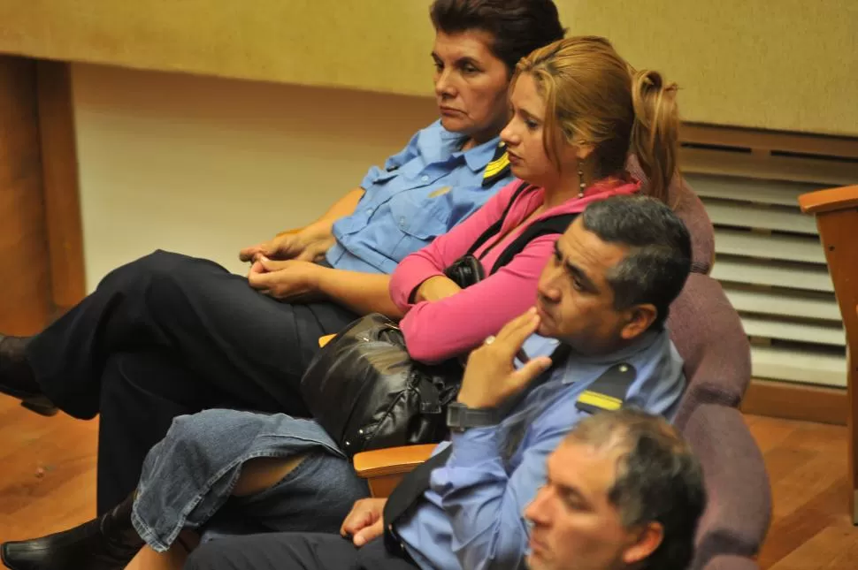 POSTAL REPETIDA. Ema Gómez, rodeada de policías en el juicio de 2011, deberá volver a una audiencia oral. la gaceta / foto de analía jaramillo (archivo)