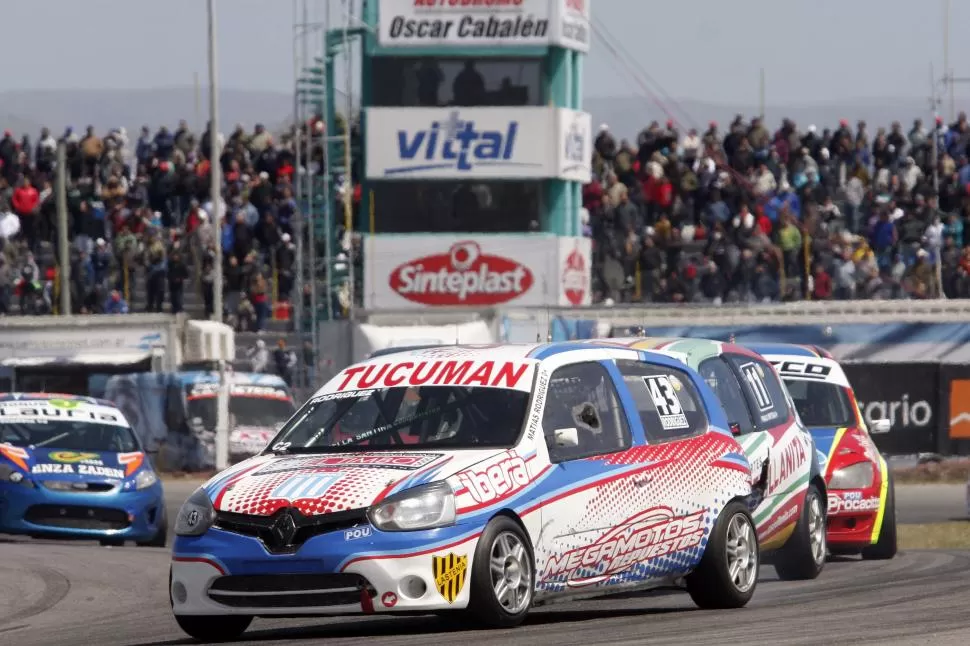 EL AUTO. Matías Rodríguez terminó en el 15° puesto con el Renault Clio. prensa hermanos rodríguez 