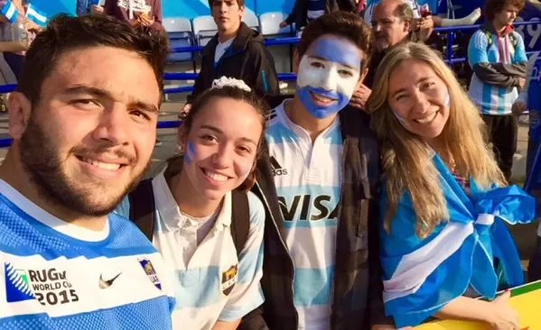 FIGURA. “Luquitas” es uno de los tantos integrantes de Los Pumas con los que los fans argentinos quieren sacarse una foto durante el Mundial de Inglaterra. foto del twitter de @emibazan7