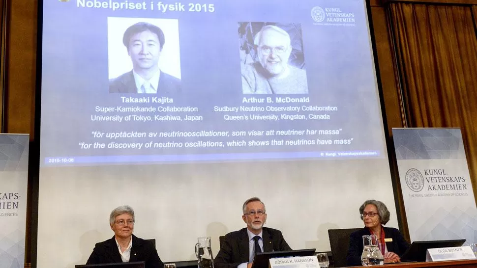 ANUNCIO. Los miembros del comité de la Academia Sueca anuncian los nombres de los gnadores del Nobel de Física 2015. REUTERS