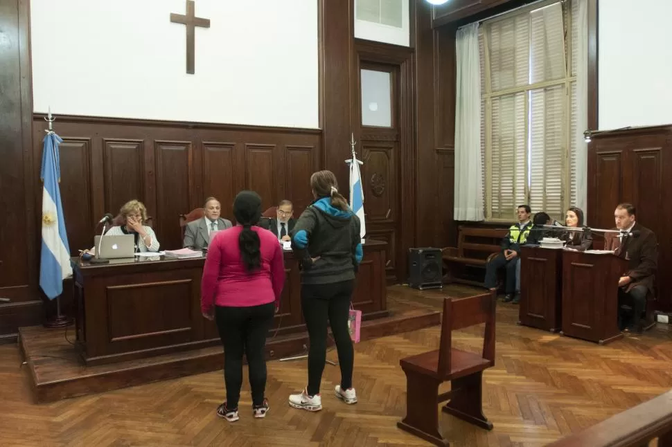 VECINAS. Las hermanas Amenta escuchan al presidente del tribunal. 