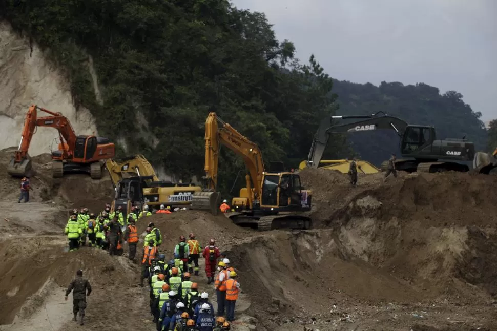 TAREA. Con excavadoras buscan a unos 300 desaparecidos en El Cambray II. reuters