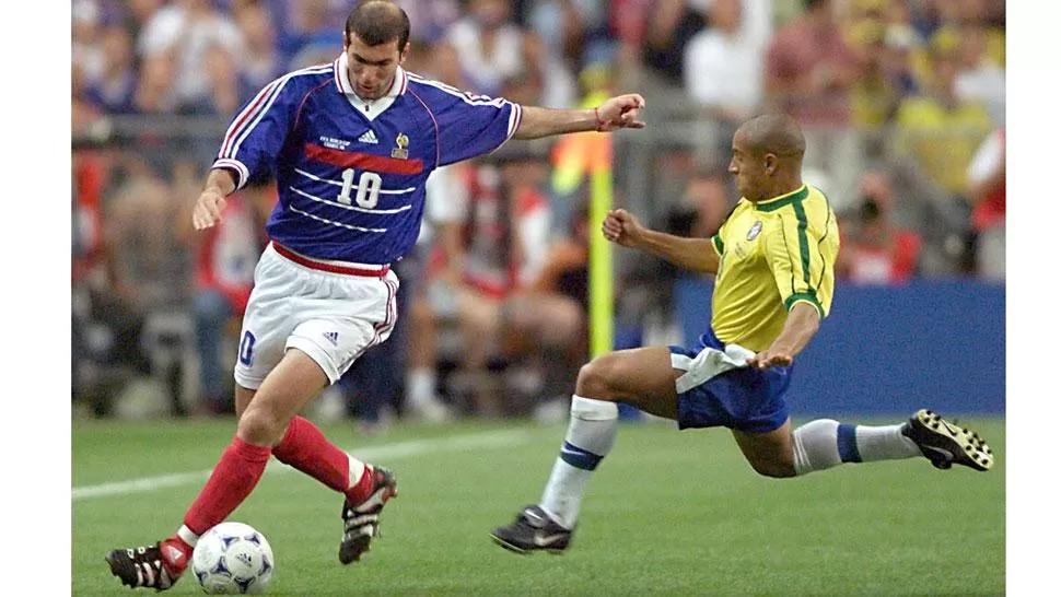 FIGURAS. Zidane y Roberto Carlos podrían volver a enfrentarse en un Francia-Brasil. (WWW.MULTIMEDIAECUAVISA.COM)