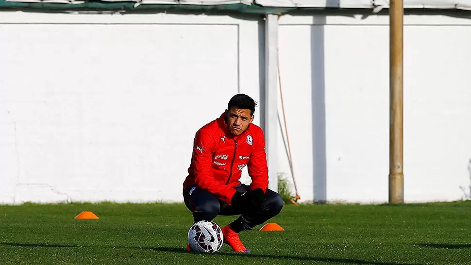 EN DUDA. El entrenador de la Roja Jorge Sampaoli dice que mañana decidirá recién si juega Alñexis Sánchez, que llegó lesionado.
FOTO DE ARCHIVO
