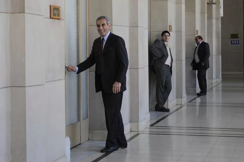 CANDIDATO PRESIDENCIAL. Estofán, ex fiscal de Estado, entra a su oficina.   la gaceta / fotos de analía jaramillo