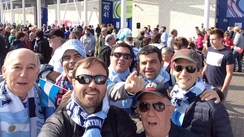CLÁSICA. La selfie con los amigos, en la puerta de los estadios, es un símbolo. 