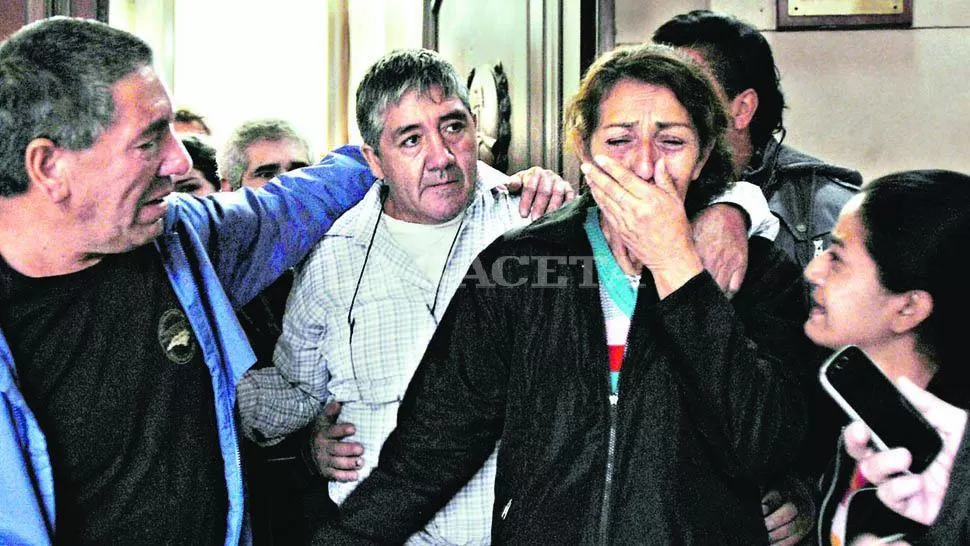 LLANTOS. Edilda Frías se quebró al salir de la sala de juicio, tras el fallo. LA GACETA / FOTO DE ANALÍA JARAMILLO