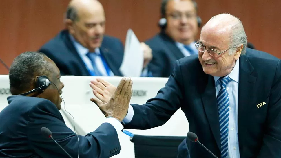 DE TAL PALO... El africano forma parte de la mesa chica de Blatter desde la muerte del argentino Grondona. ARCHIVO