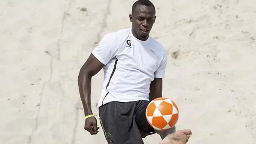 CON LA REDONDA. Bolt es amante del fútbol. (EURO.MEDIOTIEMPO.COM)