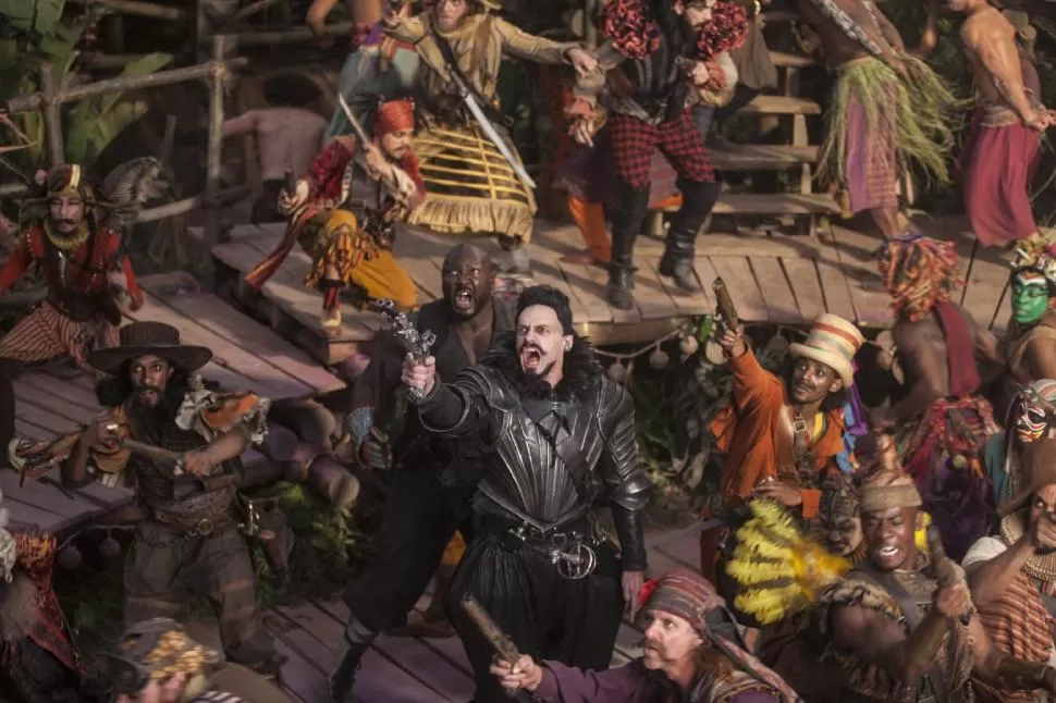 EL MALVADO. Hugh Jackman (al centro) interpreta al pirata Barbanegra.  