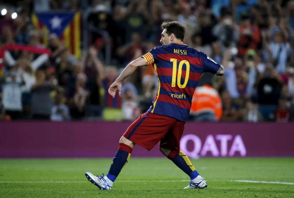 IRREEMPLAZABLE. Messi, el artista que siempre sorprende, está lesionado. El fútbol lo extraña. reuters 