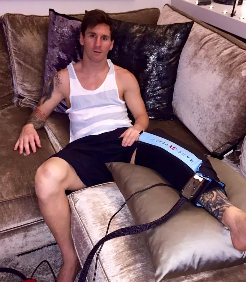 EN PLENA RECUPERACIÓN. Messi se sacó una foto para mostrar el moderno tratamiento que realiza en la pierna lesionada. facebook-leomessi 