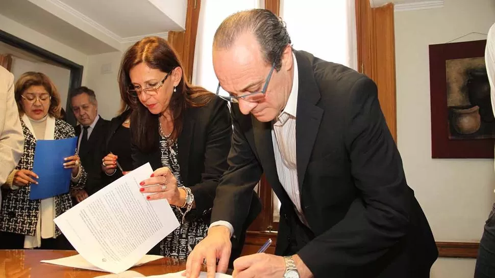 NUEVAS ESCUELAS. Silvia Rojkés y Eduardo Aragundi, durante la firma del convenio. 