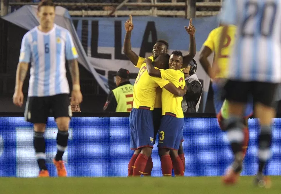 DEFINIDO. Caicedo festeja junto a sus compañeros el segundo gol de Ecuador que selló el triunfo sobre Argentina, anoche. telam