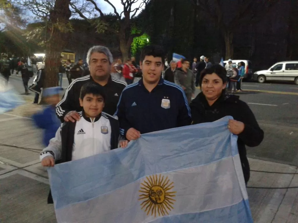 LOS PRESLER. A su primera vez alentando a Argentina en vivo le faltó Messi. foto gentileza marcelo androetto