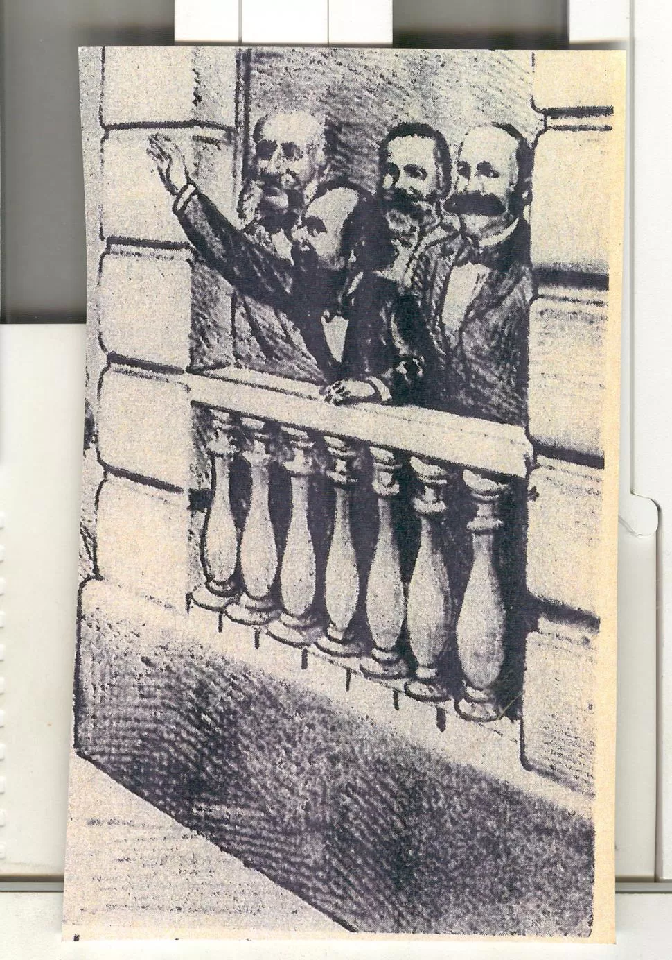 NICOLÁS AVELLANEDA. Hablando desde un balcón, en un dibujo de Stein en “El Mosquito”. LA GACETA / ARCHIVO.