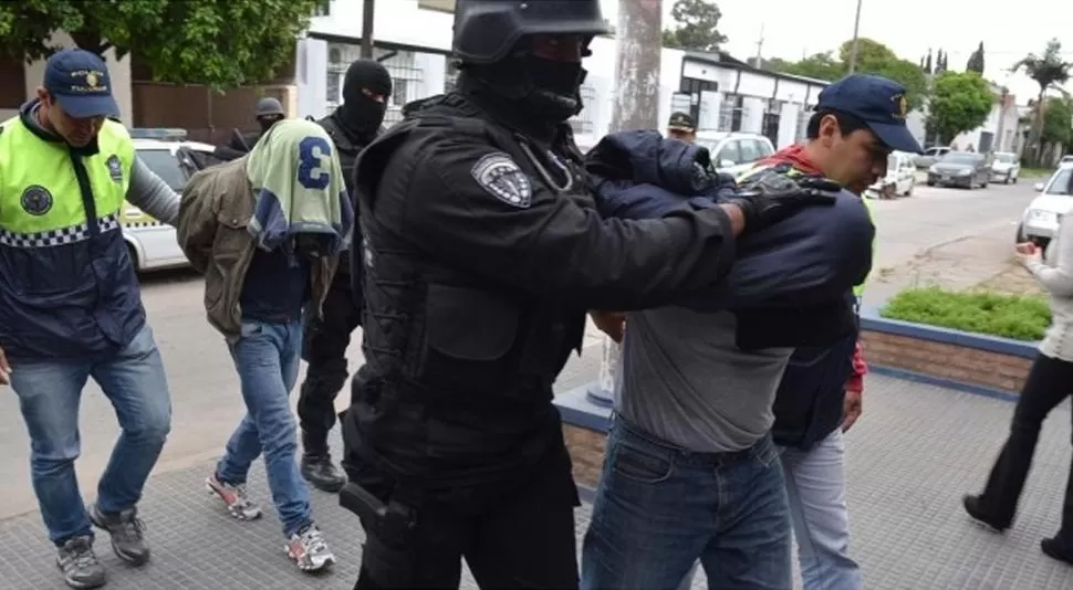 AL CALABOZO. Los dos hombres detenidos por el crimen son llevados a la sede de la división Homicidios. minsegtuc.gov.ar