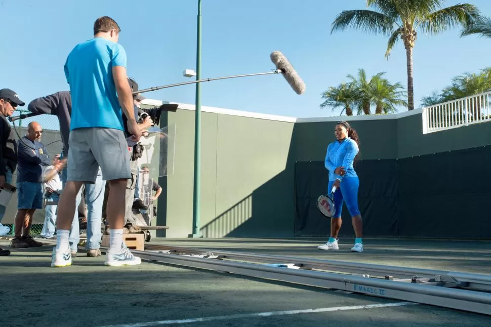 EN PLENA CLASE. Serena Williams habla mirando a la cámara durante el la filmación de una de sus clases. nytimes.com