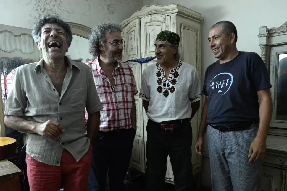 ALEGRÍA PURA. El Mono Izaurralde (izquierda) ríe con sus compañeros de Cuartoelemento: Matías González, Horacio López y Néstor Gómez. Prensa cuartoelemento.