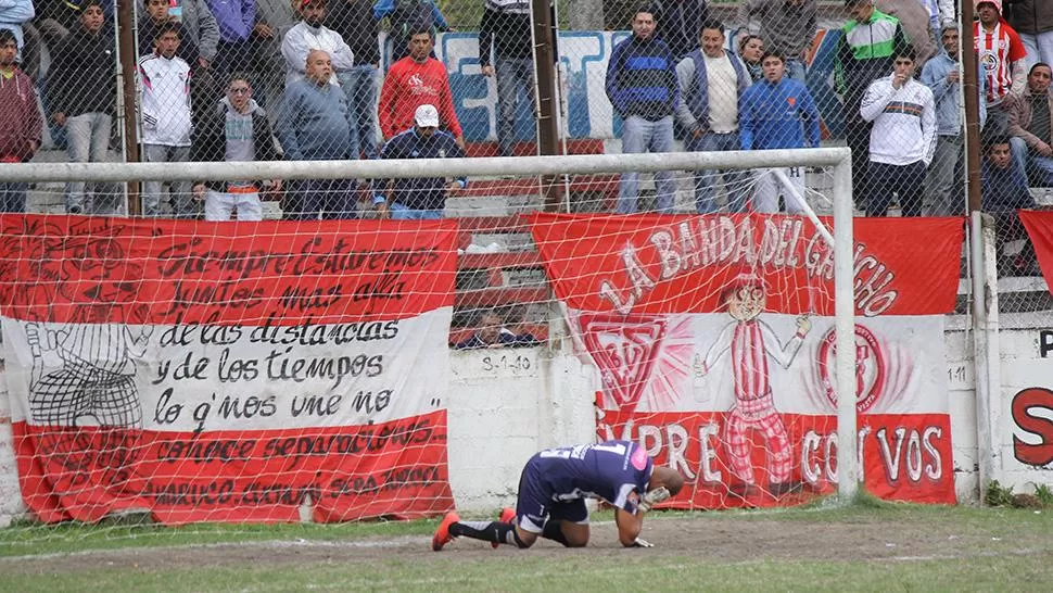 LA PRIMERA INTERRUPCIÓN. Después del gol de Martínez, los hinchas locales arrojaron un petardo que explotó cerca del arquero de Brown, Carlos Porven.
FOTO DE LA GACETA/OSVALDO RIPOLL