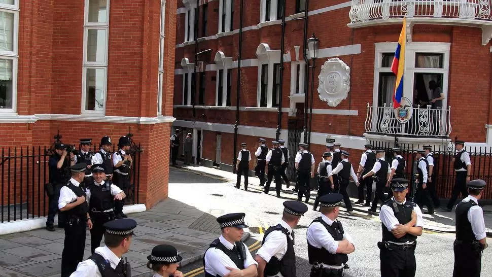 MUCHA GUARDIA. La policía británica mantiene desde hace tres años una fuerte custodia para controlar los movimientos de Assange.  ARCHIVO