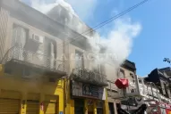 Sigue complicado el tránsito en el centro por el incendio en una librería de Junín al 300