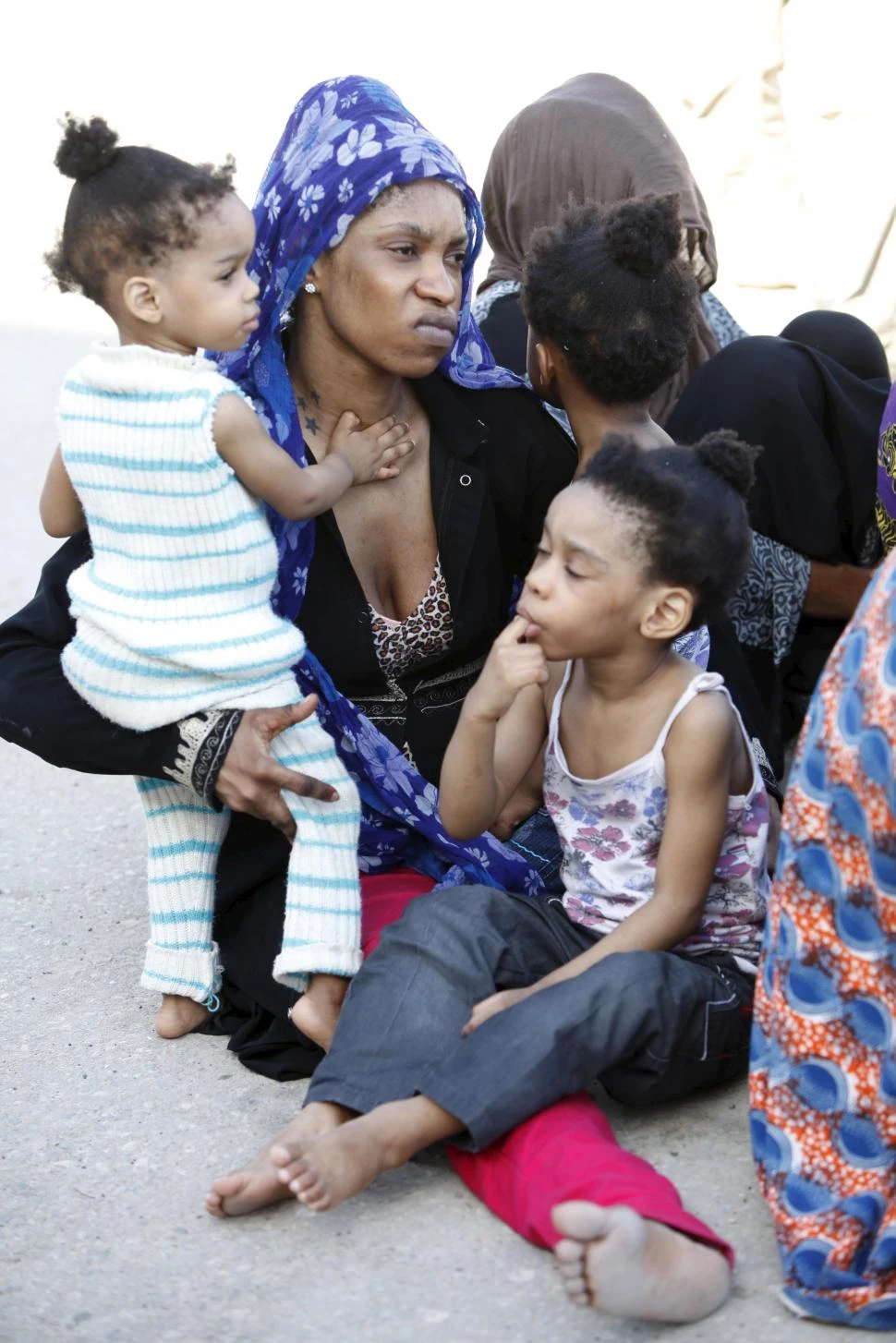 EN ESPERA. Una madre y sus hijos, en un centro temporal, en Trípoli. reuters